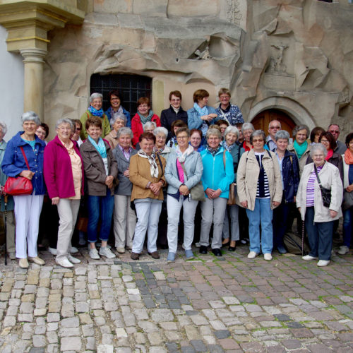 Führung Brigitte Kienhöfer mit Gruppe aus Schramberg vor der Felsenkapelle